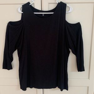 Women’s 1X Black long sleeve top, lightweight  for summer.